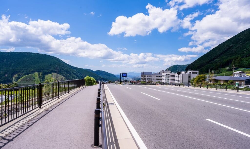 橋の風景写真。片側二車線の車道と歩道を区切る柵が写っている。